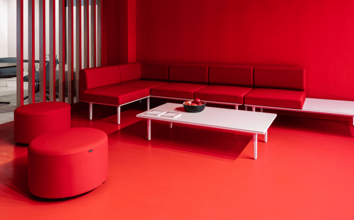 color en el diseño de interiores de Showroom Actiu