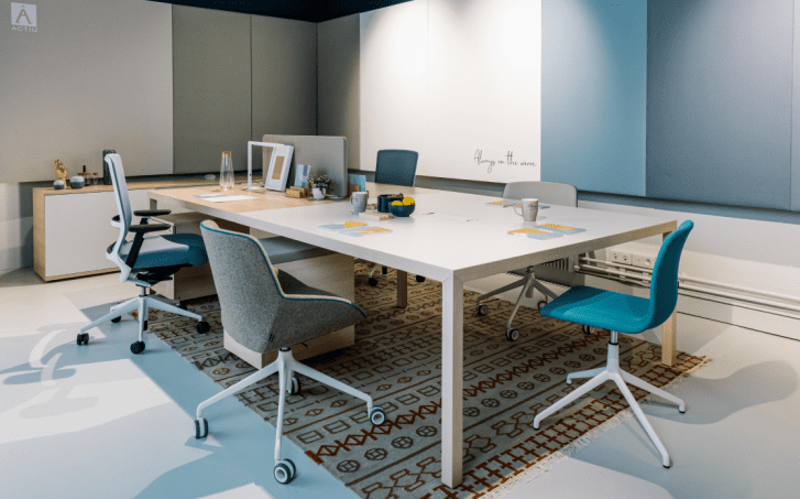 color en el diseño de interiores de Showroom Actiu Azul